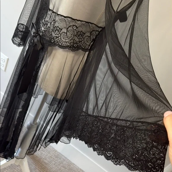 Elegant Black Lace Sheer Robe - Picture 4 of 7